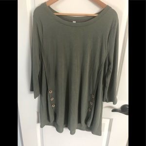 3/4 length sleeve shirt with 3 button detail